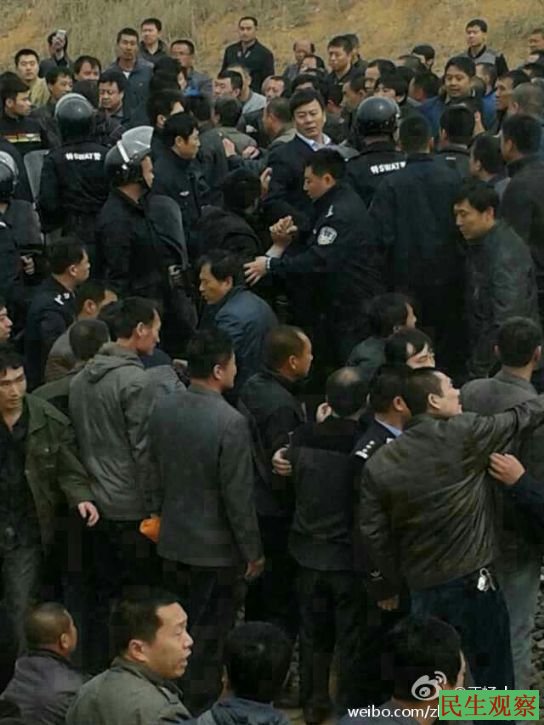 辽宁锦州千余煤矿工人卧轨维权 与上千警察对峙